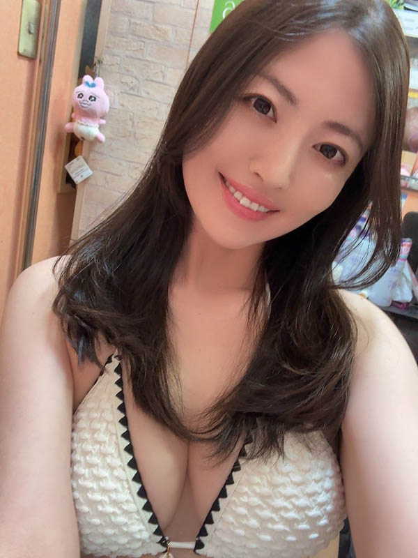 (JUR-832) 和「美艳绝伦婶婶」度过两天一夜火辣之旅，她用丰满E奶狂榨干我！
